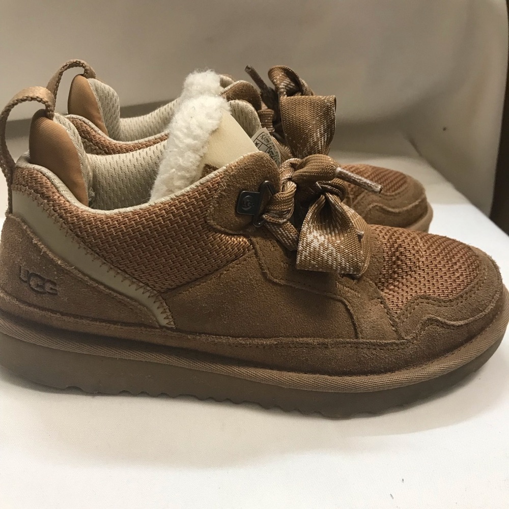 UGG Kids Lowmel Lace Up Sneakers Size 4, Chestnut Suede Shearling Lined